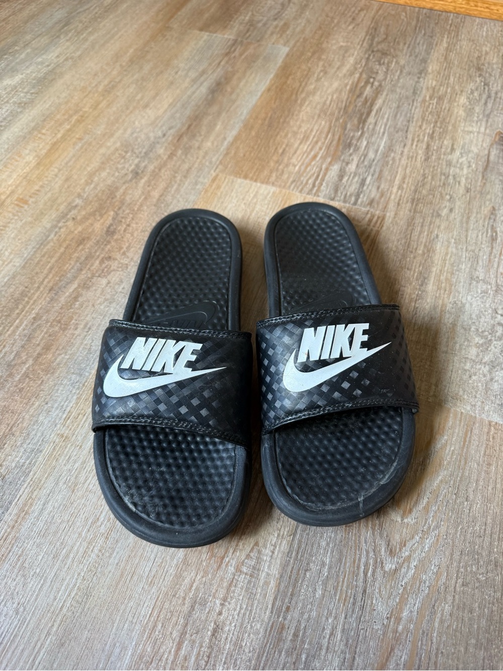 Women’s Nike Benassi JDI Slides size 9